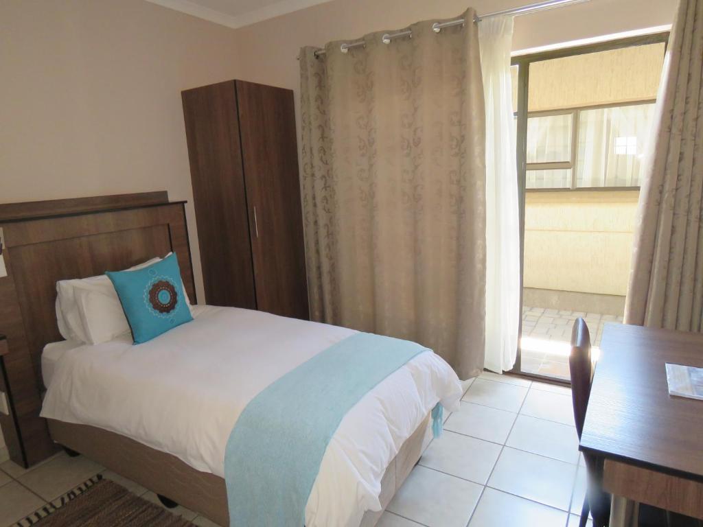 Postel nebo postele na pokoji v ubytování Andante Guesthouse Klerksdorp