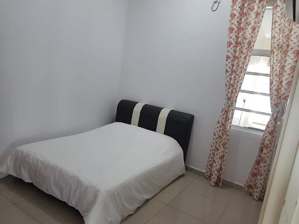 Postel nebo postele na pokoji v ubytování Sitiawan Homestay Entire Semi D home