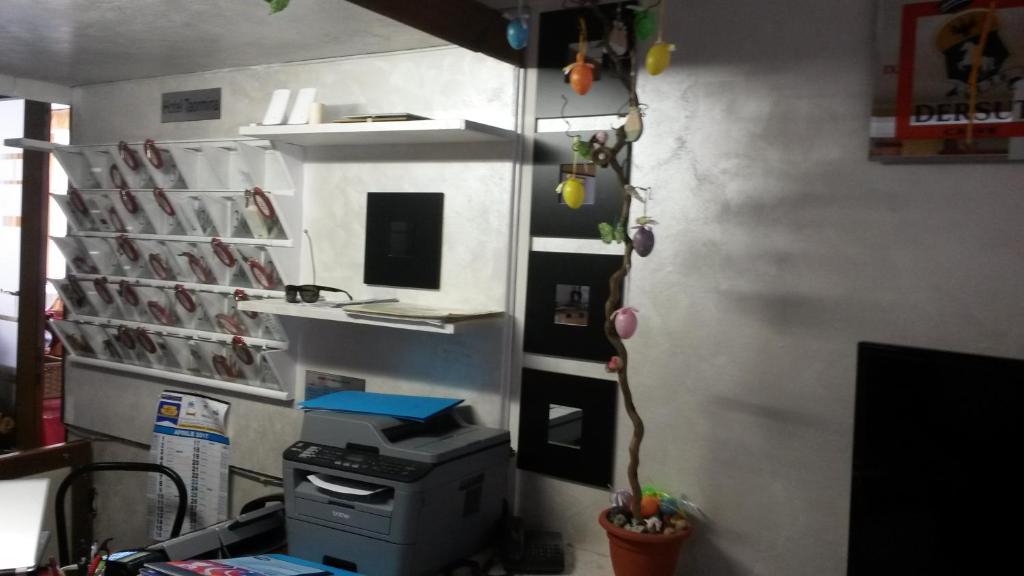 Televízia a/alebo spoločenská miestnosť v ubytovaní Hotel Taormina