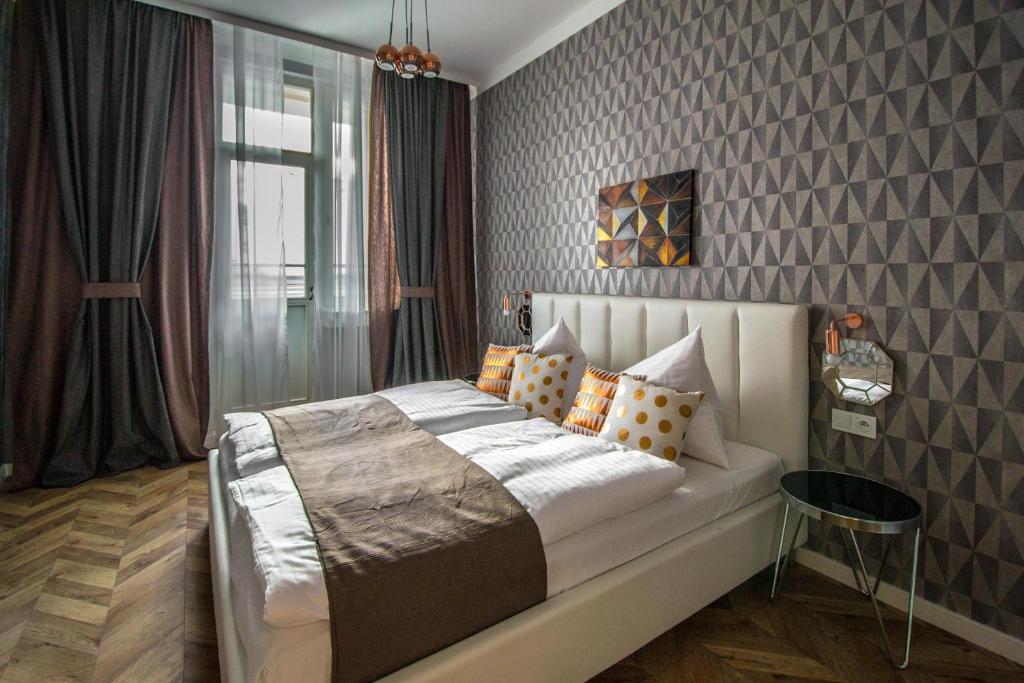 プラハにあるExecutive Bright Apt. by Ruterraのベッドルーム1室(大型ベッド1台、オレンジ色の枕付)