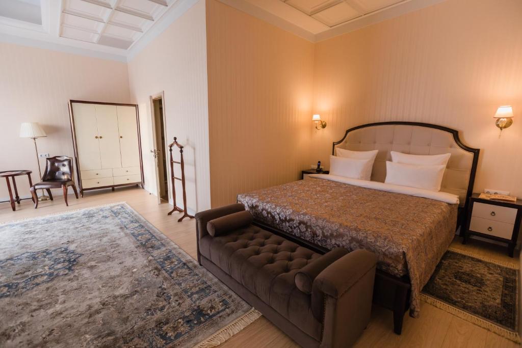 una camera con letto e divano di Vorobyovy Gory Hotel a Kurgan