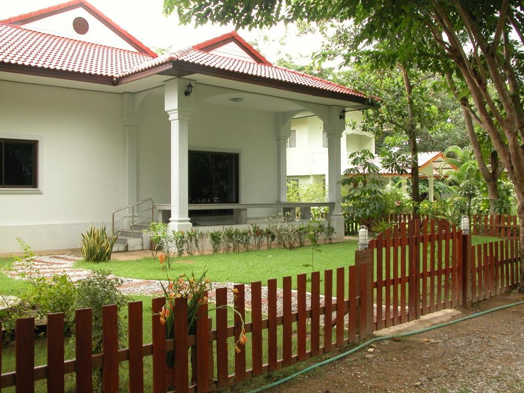 Zahrada ubytování Baan Klang Aow Beach Resort
