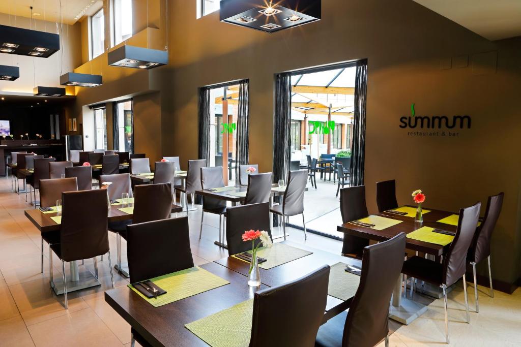 a dining room with tables and chairs in a restaurant at Hotel Alimara in Barcelona