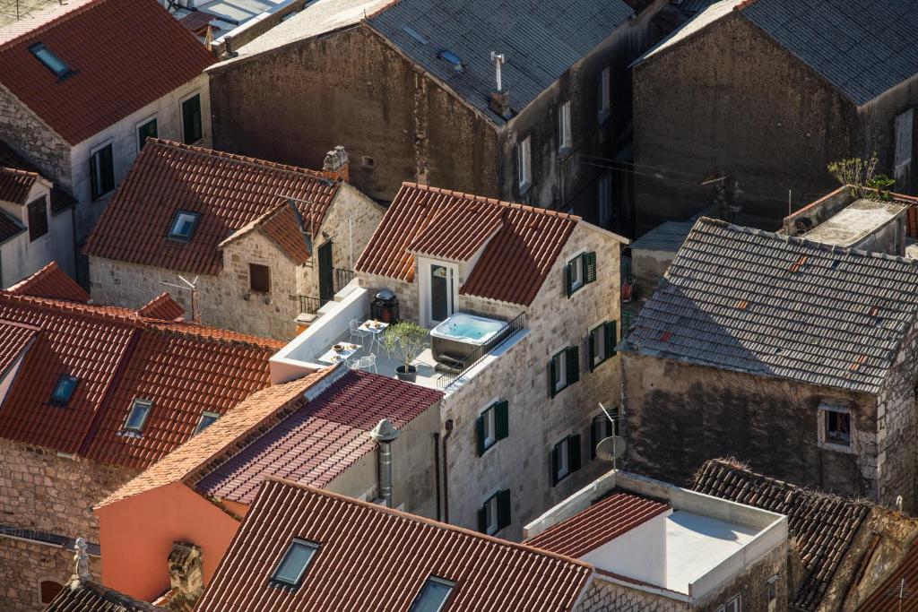 einen Blick über die Dächer von Gebäuden in einer Stadt in der Unterkunft Stone House Franco in Omiš