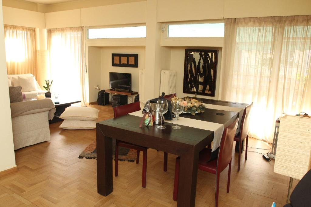 アテネにあるMarianna's Apartmentのリビングルーム(ダイニングルームテーブル、椅子付)