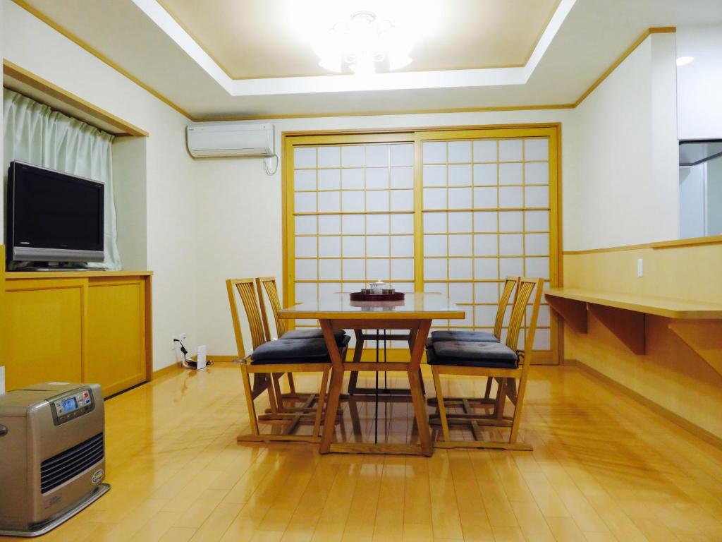 une salle à manger avec une table et des chaises dans l'établissement Utatei Villa, à Takayama