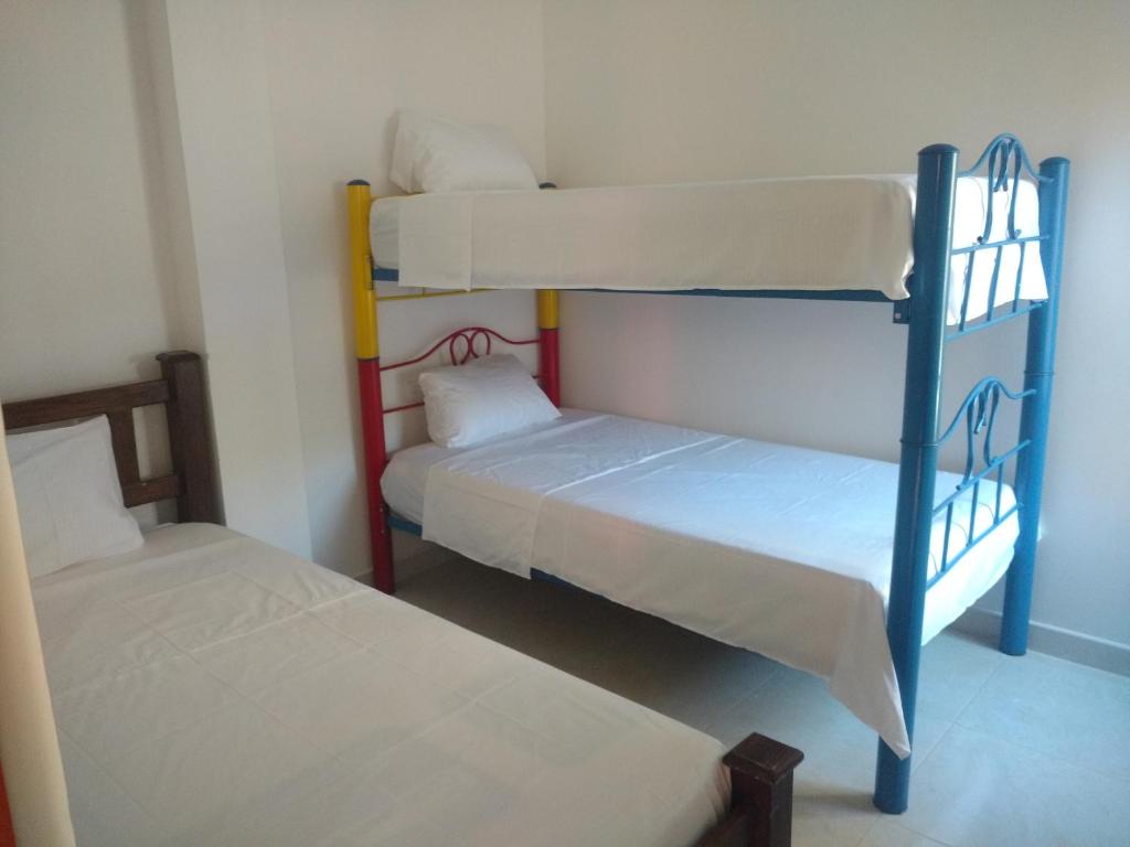 twee stapelbedden in een kamer met twee bedden bij Apartamento en Taganga in Taganga
