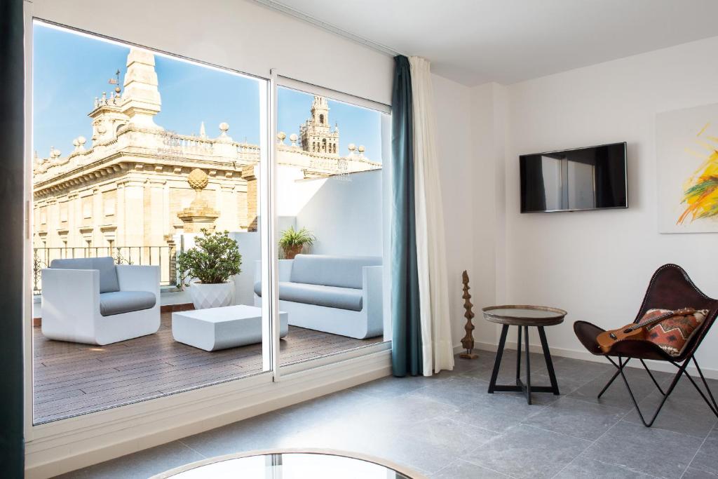 - un salon avec vue sur la tour Eiffel dans l'établissement Puerta Catedral Indias Lofts, à Séville