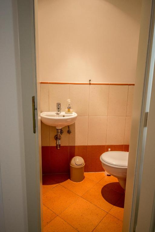Koupelna v ubytování Unique Apt 250m from the Charles Bridge