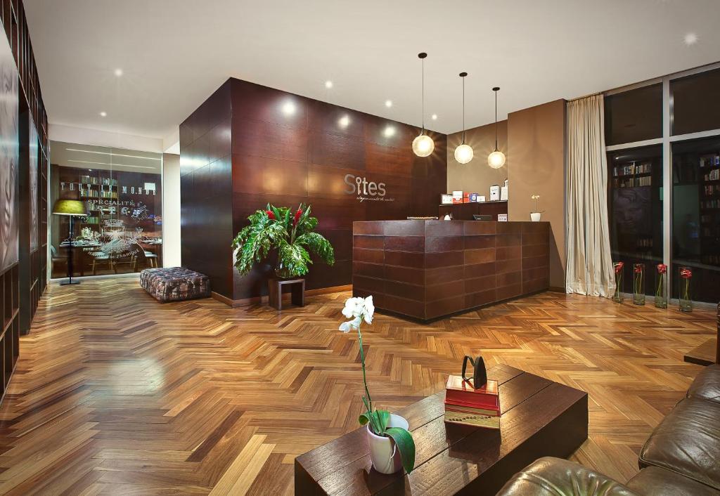 een woonkamer met houten vloeren en een lobby bij Sites Hotel in Medellín