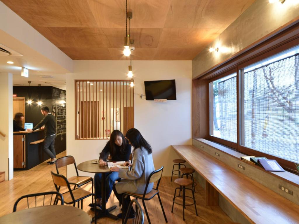 TV a/nebo společenská místnost v ubytování Hostel Mitsuwaya Osaka
