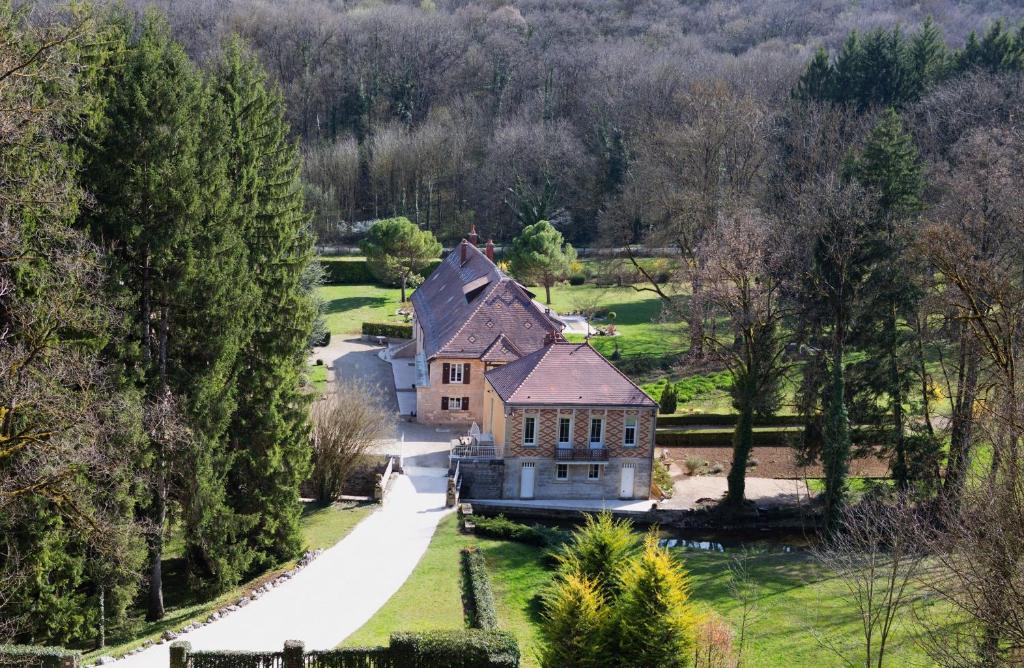 uma vista aérea de uma casa grande com uma entrada em Gîte Moulin de la Serrée em Nuits-Saint-Georges