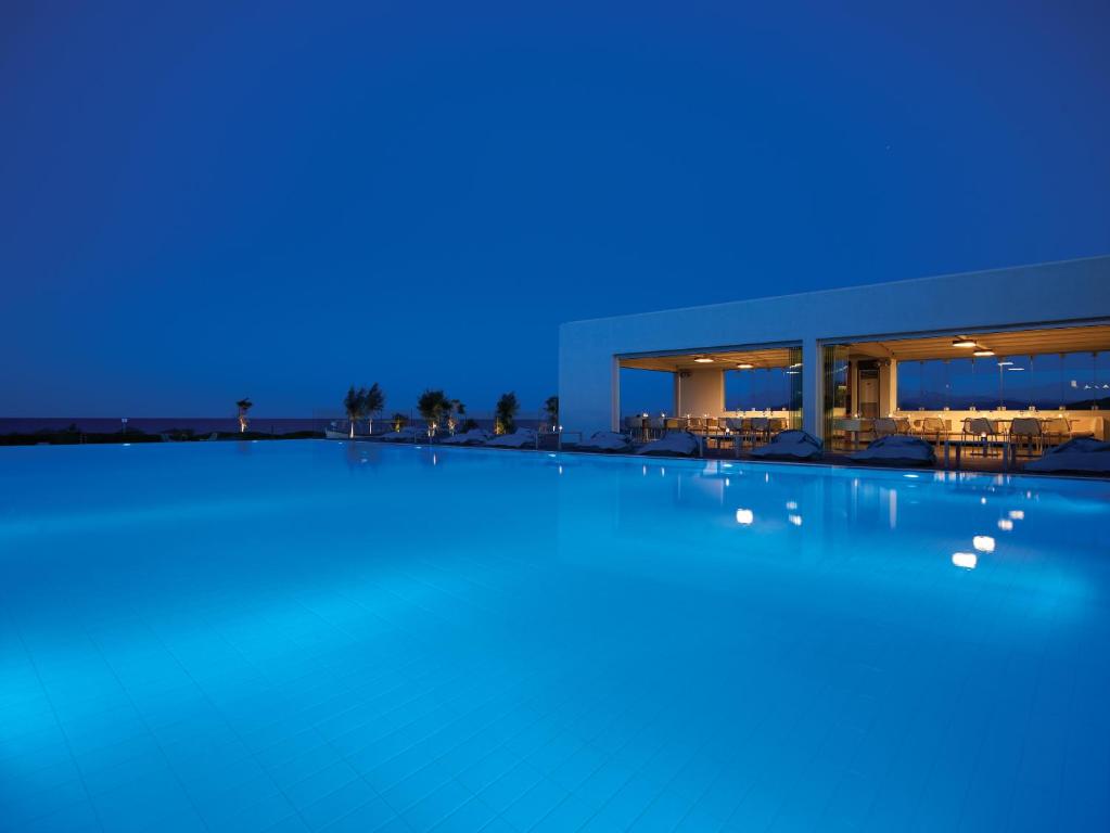 Bazén v ubytování Thalatta Seaside Hotel nebo v jeho okolí