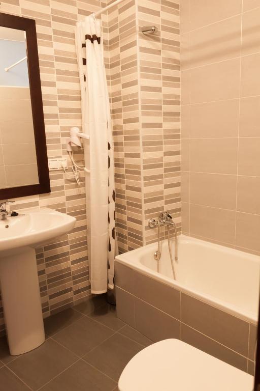 A bathroom at Apartamentos Sol de Mayo