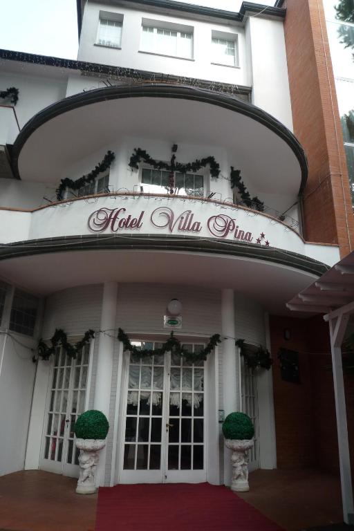 un bâtiment avec un panneau indiquant la dernière marque de la villa dans l'établissement Hotel Villa Pina, à Milano Marittima