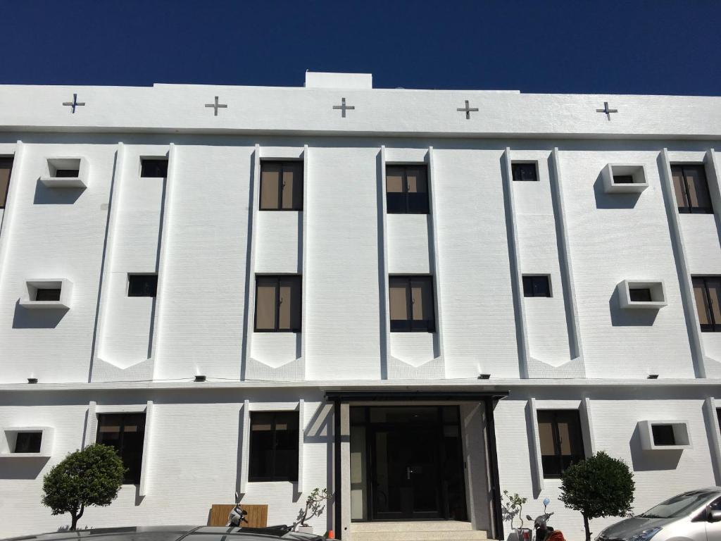 a white building with crosses on the side of it at 復國8號旅居Bel Panorama Guesthouse in Magong