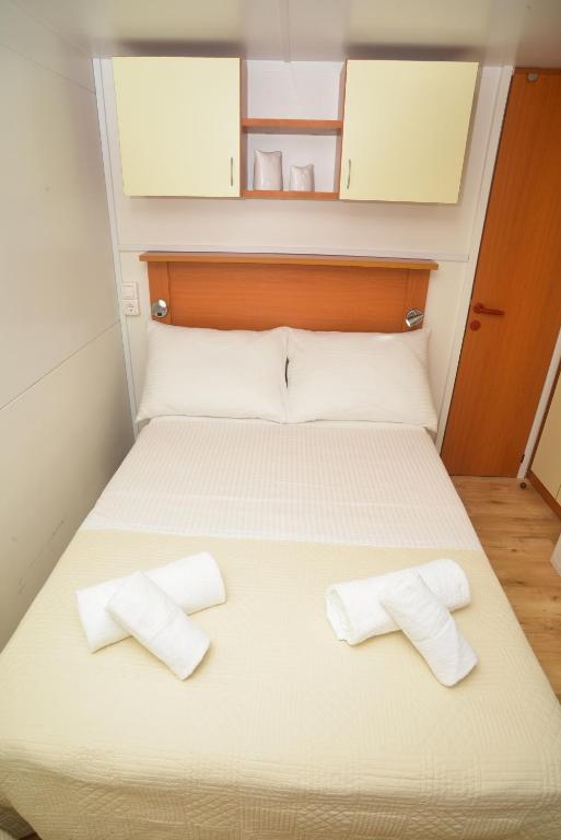 Postel nebo postele na pokoji v ubytování Lavender Mobile Houses