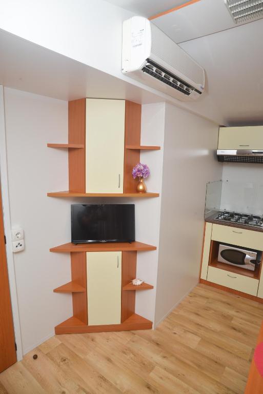 Kuchyň nebo kuchyňský kout v ubytování Lavender Mobile Houses