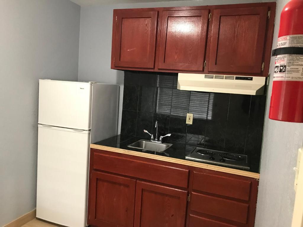 Texas Inn McAllen Airport - Suite Met Kitchenette
