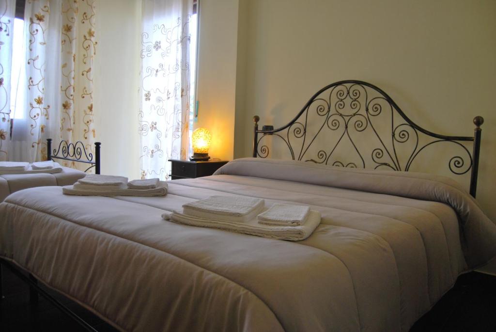 リオネーロ・イン・ヴルトゥレにあるB&B Monte Vultureのベッドルーム1室(ベッド2台、タオル付)