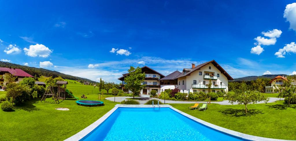 un domaine avec une piscine et une maison dans l'établissement Pension Anna, à Mondsee
