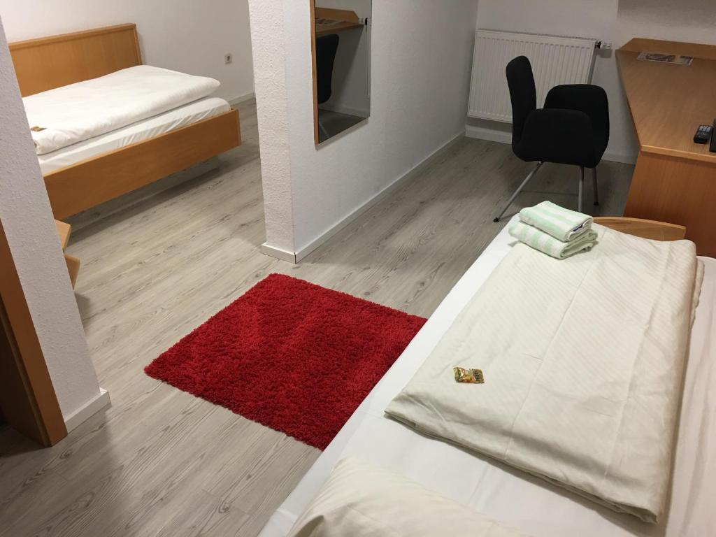 Postel nebo postele na pokoji v ubytování Hotel Barbarossa Karlsruhe Stadtmitte