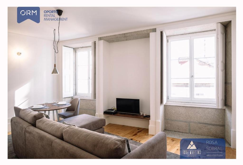 a living room with a couch and a tv at ORM - 3 C´s Apartments in Porto