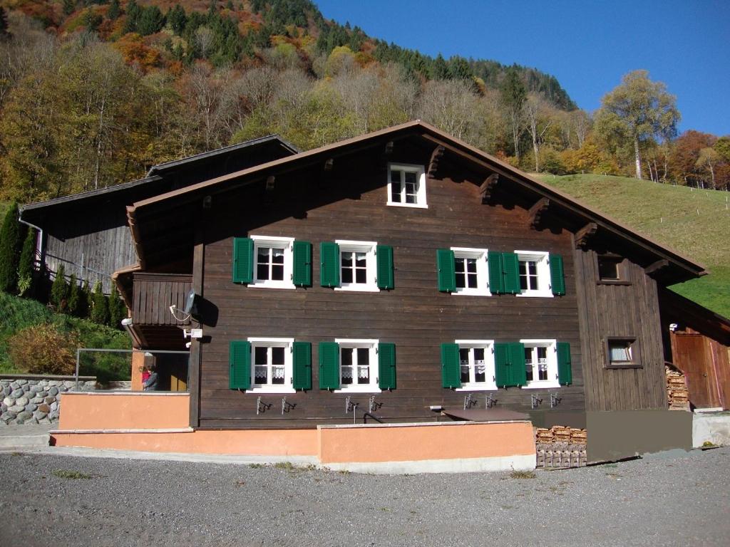 シュルンスにあるElke´s Sennhütteの緑のシャッターが付いた大きな木造家屋