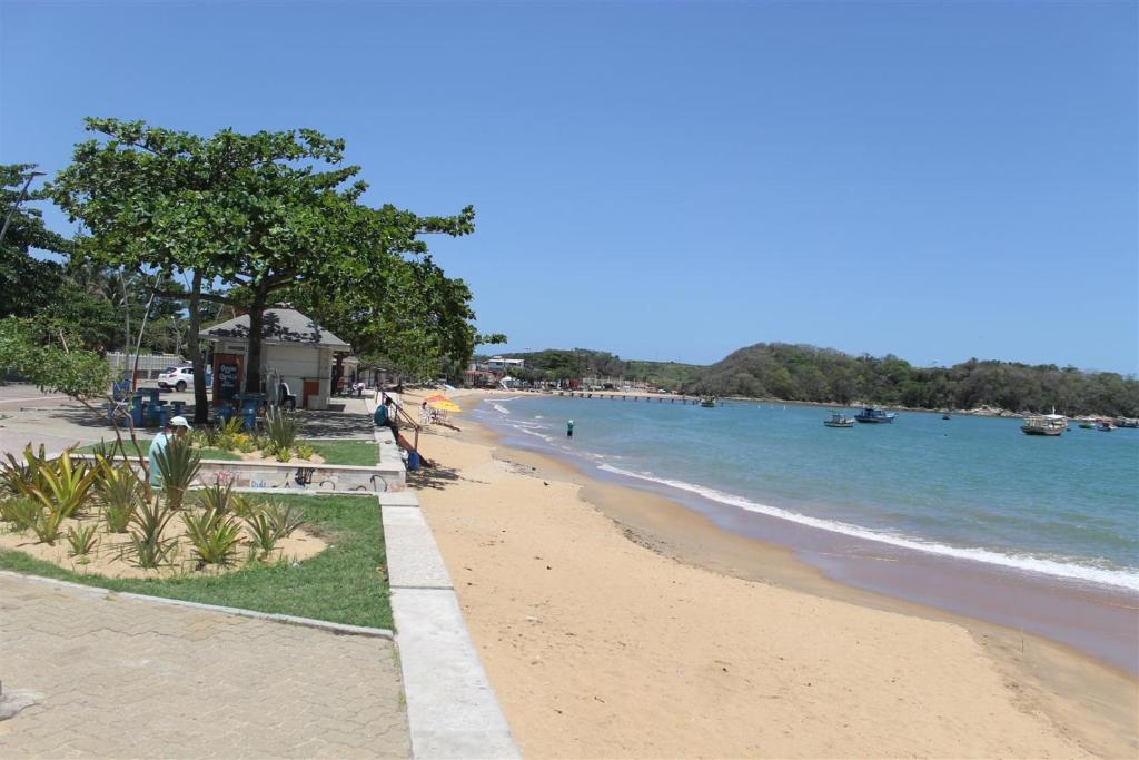 uma vista para uma praia com pessoas nela em Pousada da Lenna em Rio das Ostras