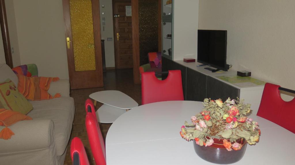 ハカにあるJaca Centrumのリビングルーム(白いテーブル、赤い椅子付)