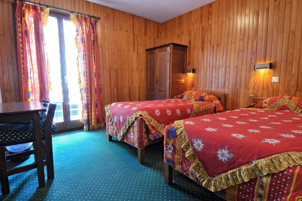 Postel nebo postele na pokoji v ubytování Hôtel Le Mont Jorat