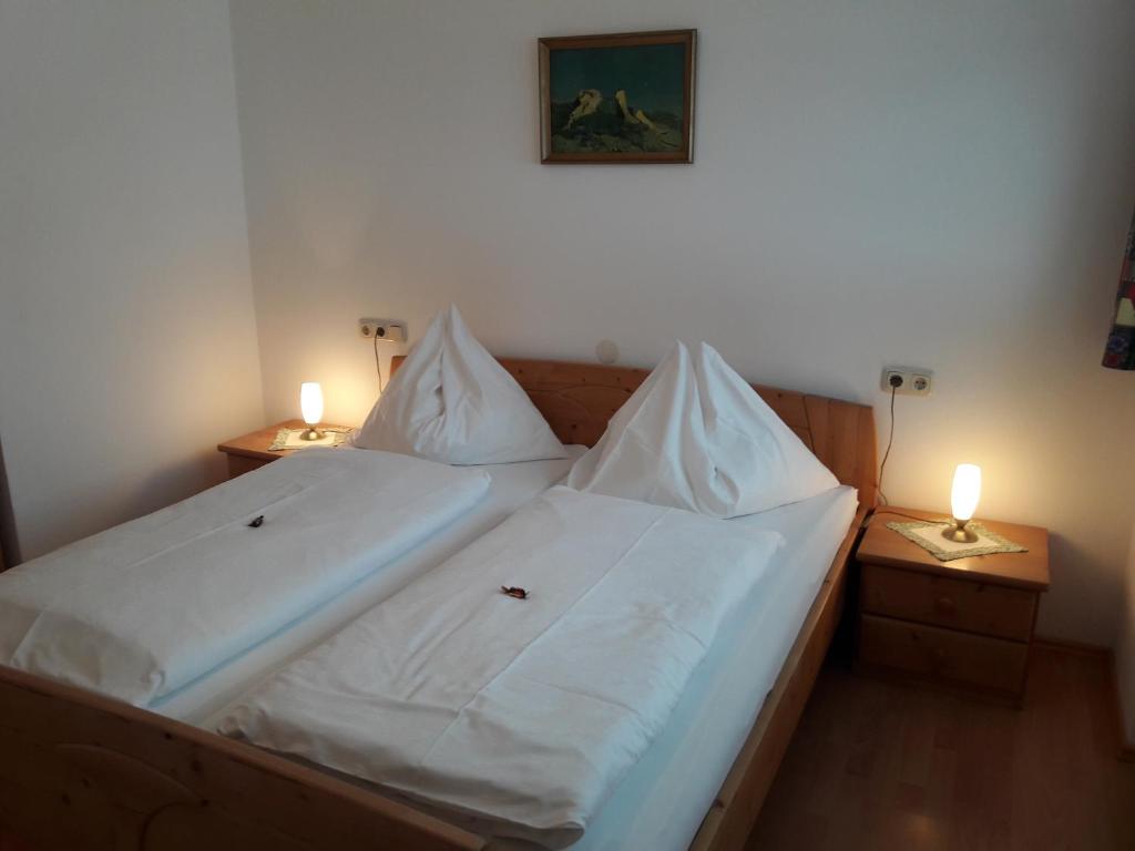 Postel nebo postele na pokoji v ubytování Ferienwohnung Kupfer