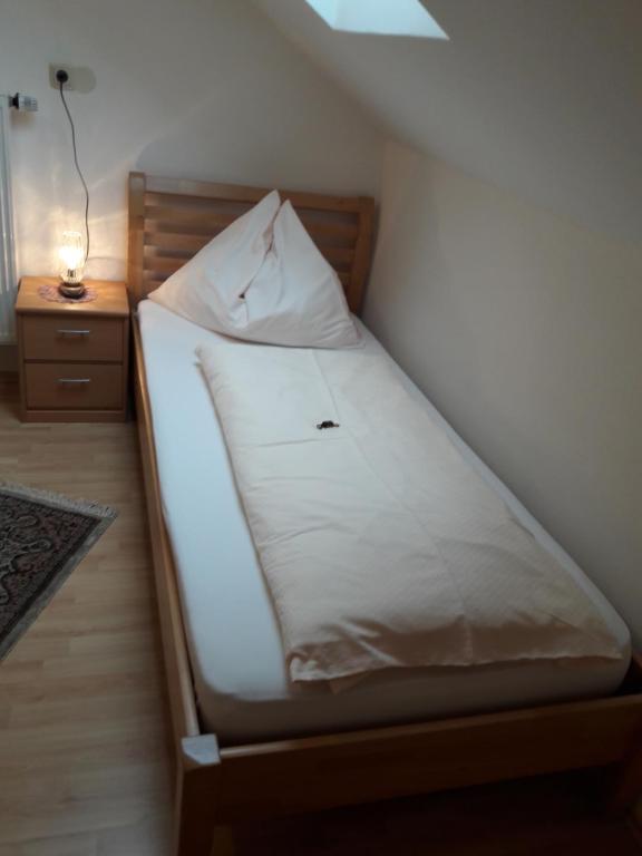 Postel nebo postele na pokoji v ubytování Ferienwohnung Kupfer
