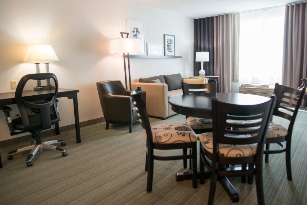 Country Inn & Suites by Radisson, Effingham, IL - Suite King De Un Dormitorio Con Sofá Cama