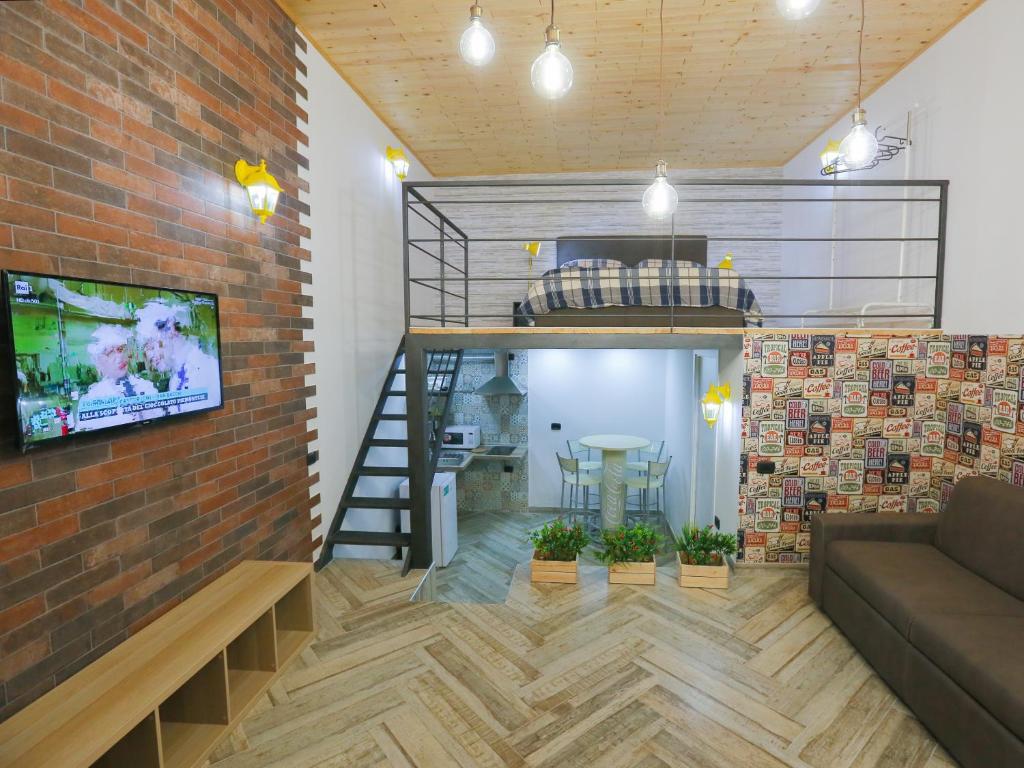 拿坡里的住宿－Santa Chiara Loft，客厅配有高架床和沙发