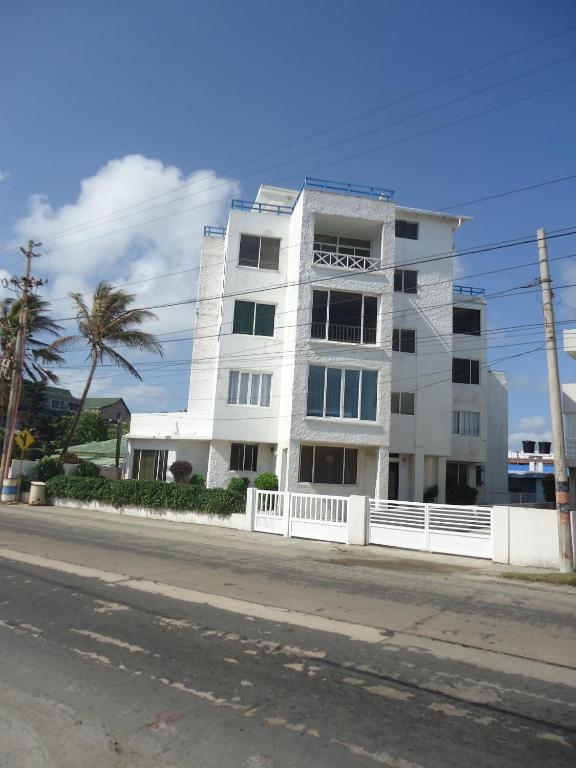 a white building on the side of a street at Edificio Sarie Bay in San Andrés