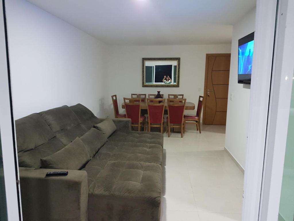 sala de estar con sofá y mesa en Le Bon Vivant 203, en Arraial do Cabo