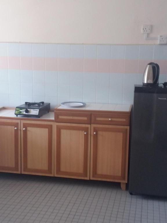 波德申的住宿－海景度假公寓，厨房配有木制橱柜和黑色冰箱。