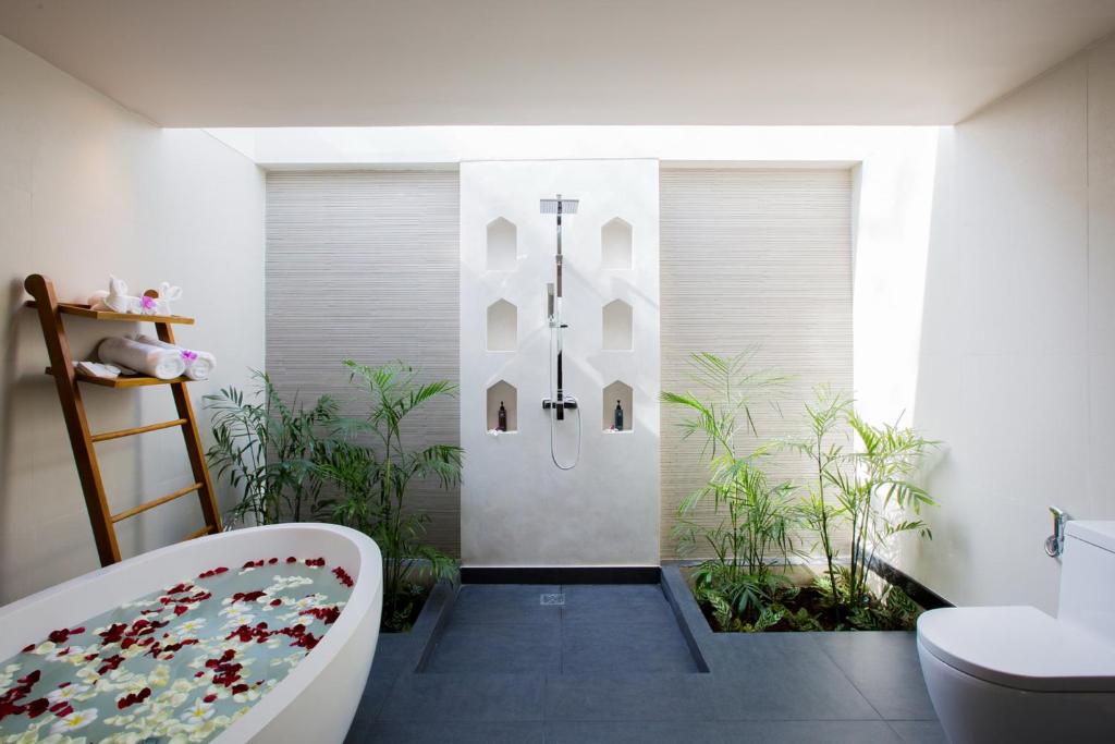 Postel nebo postele na pokoji v ubytování Mandarava Resort and Spa, Karon Beach
