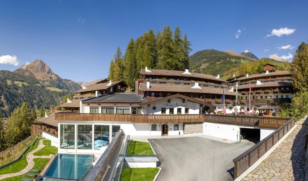 een huis in de bergen met een zwembad bij Hotel Goldried in Matrei in Osttirol