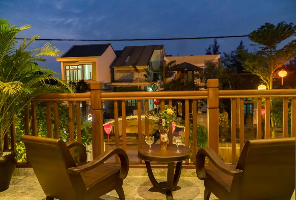 Balkón nebo terasa v ubytování Louis Villa Hoi An