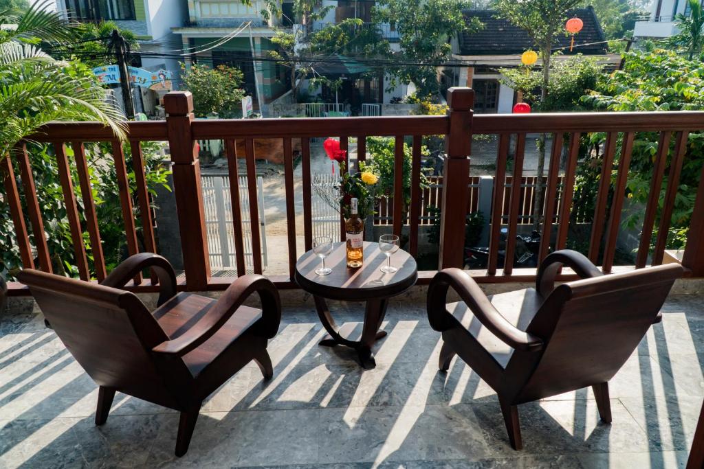 Balkón nebo terasa v ubytování Louis Villa Hoi An