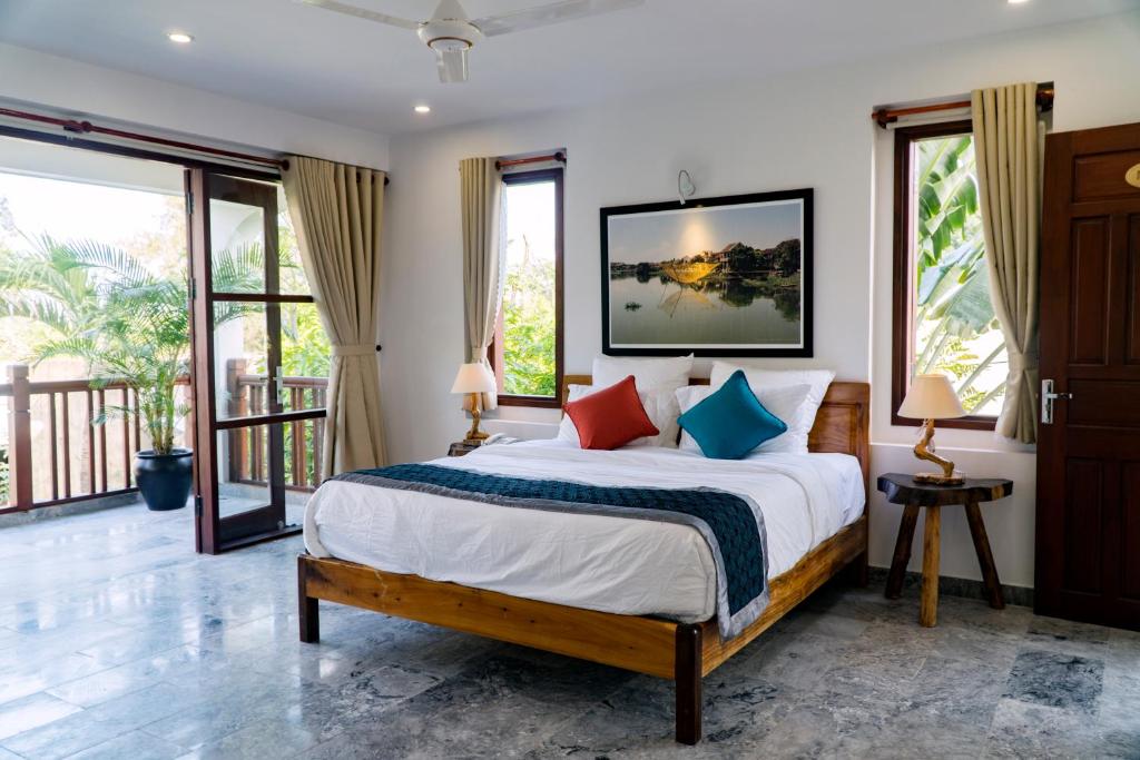 Postel nebo postele na pokoji v ubytování Louis Villa Hoi An
