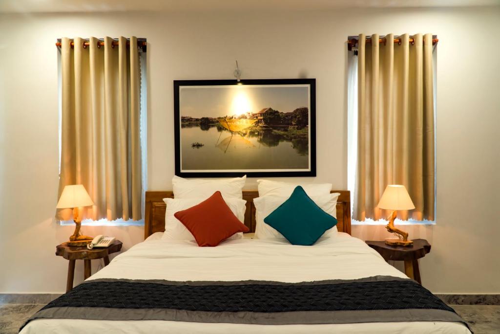 Postel nebo postele na pokoji v ubytování Louis Villa Hoi An