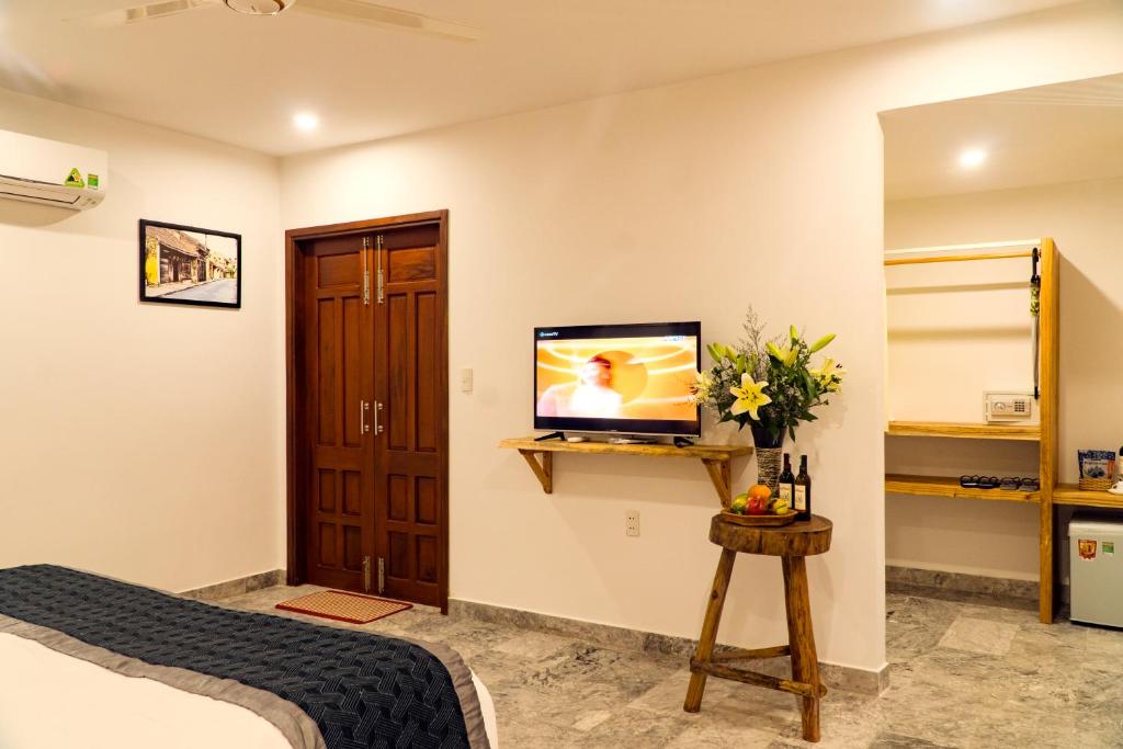 TV a/nebo společenská místnost v ubytování Louis Villa Hoi An