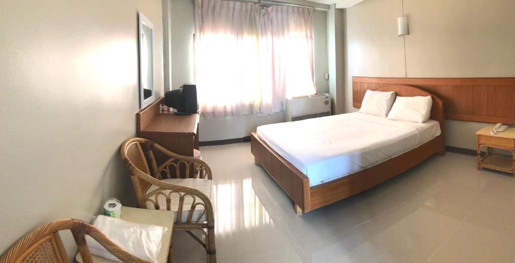 Postel nebo postele na pokoji v ubytování Srivichai Hotel