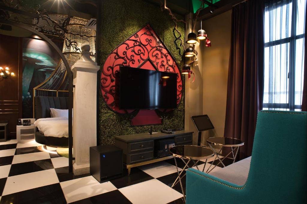 Vangohh Eminent Hotel & Spa - Alice In Wonderland Suite