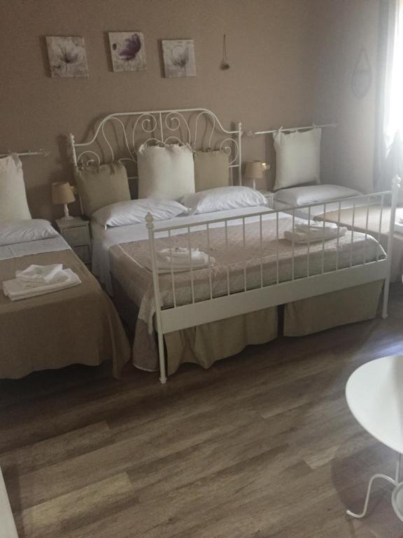 Łóżko lub łóżka w pokoju w obiekcie Morgagni House