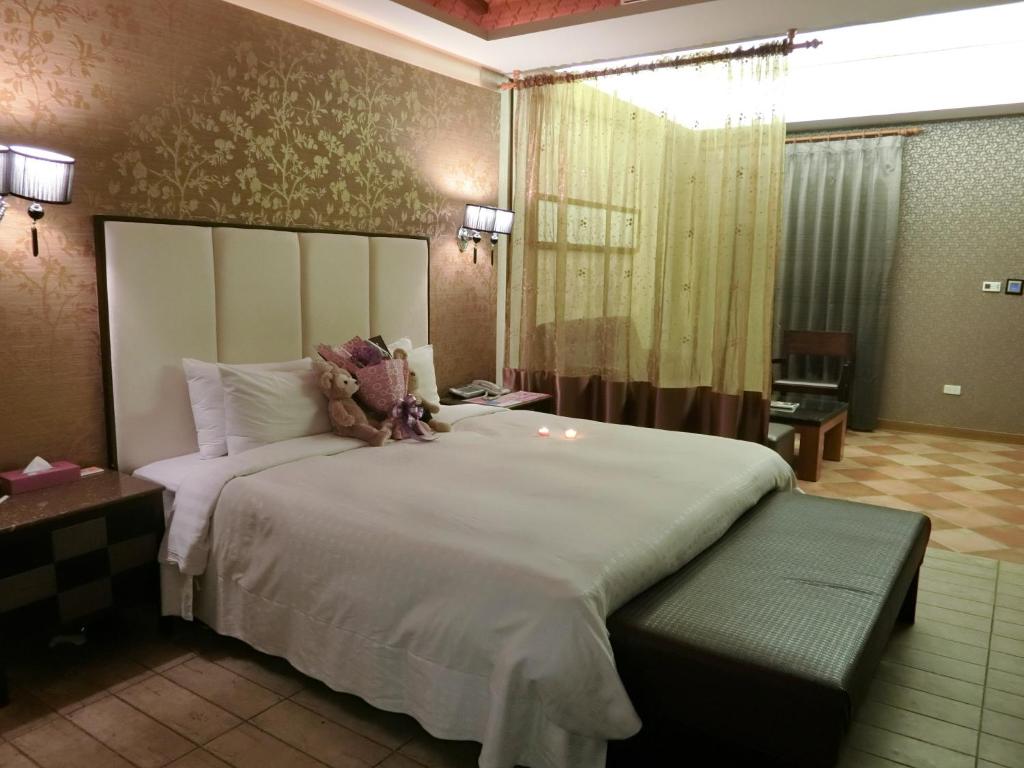 A bed or beds in a room at Mambo Impression Motel