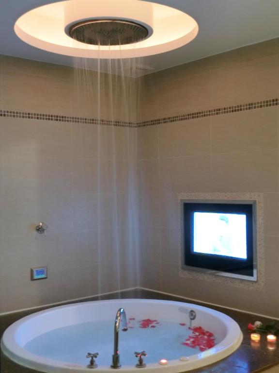 A bathroom at Mambo Impression Motel